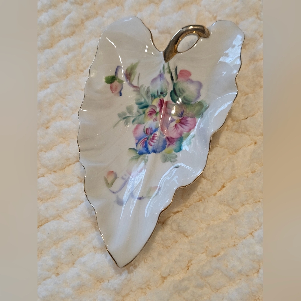 1950s Vintage Rossetti Japan Hand Painted Gold Trimmed Leaf Shaped Trinket Dish